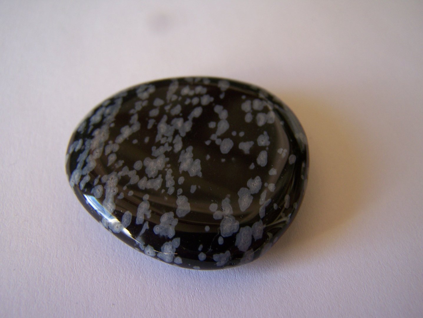 Sneeuwvlok Obsidiaan geslepen en gepolijste platte steen 04